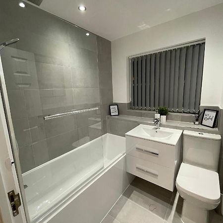 Modern 2 Bed House Cannock Perfect For Contractors Business Travellers Short Stays Driveway For 2 Vehicles Close To M6 M54 I54 A5 A38 Mcarthur Glen Designer Outlet Dış mekan fotoğraf