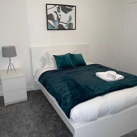 Modern 2 Bed House Cannock Perfect For Contractors Business Travellers Short Stays Driveway For 2 Vehicles Close To M6 M54 I54 A5 A38 Mcarthur Glen Designer Outlet Dış mekan fotoğraf