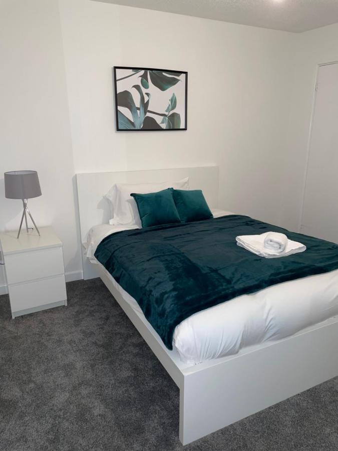 Modern 2 Bed House Cannock Perfect For Contractors Business Travellers Short Stays Driveway For 2 Vehicles Close To M6 M54 I54 A5 A38 Mcarthur Glen Designer Outlet Dış mekan fotoğraf