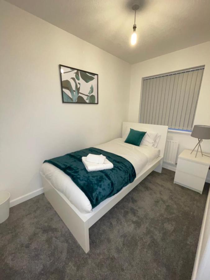 Modern 2 Bed House Cannock Perfect For Contractors Business Travellers Short Stays Driveway For 2 Vehicles Close To M6 M54 I54 A5 A38 Mcarthur Glen Designer Outlet Dış mekan fotoğraf