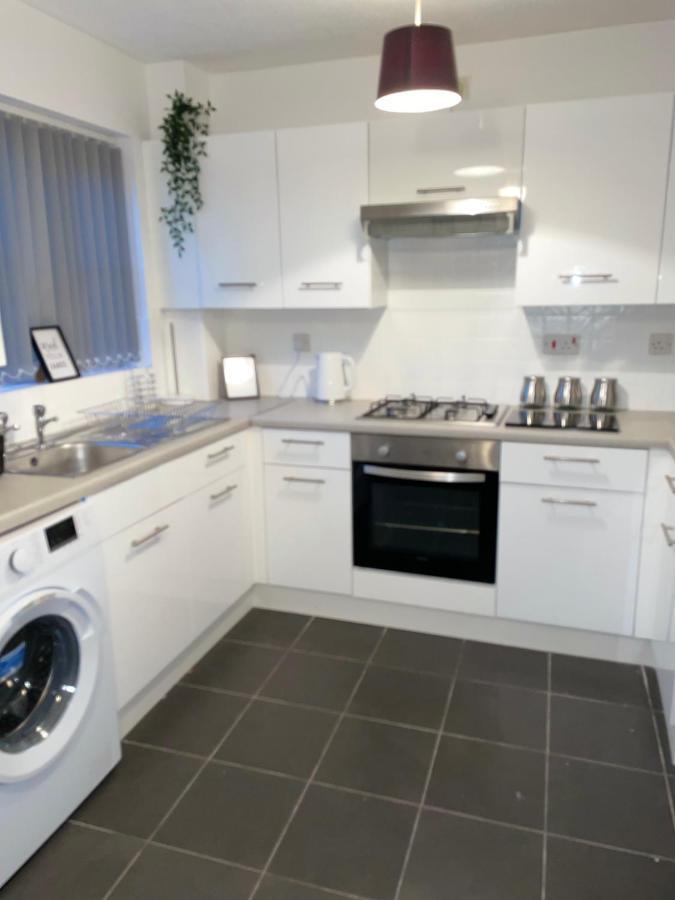Modern 2 Bed House Cannock Perfect For Contractors Business Travellers Short Stays Driveway For 2 Vehicles Close To M6 M54 I54 A5 A38 Mcarthur Glen Designer Outlet Dış mekan fotoğraf