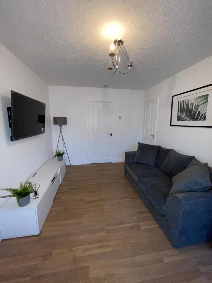Modern 2 Bed House Cannock Perfect For Contractors Business Travellers Short Stays Driveway For 2 Vehicles Close To M6 M54 I54 A5 A38 Mcarthur Glen Designer Outlet Dış mekan fotoğraf