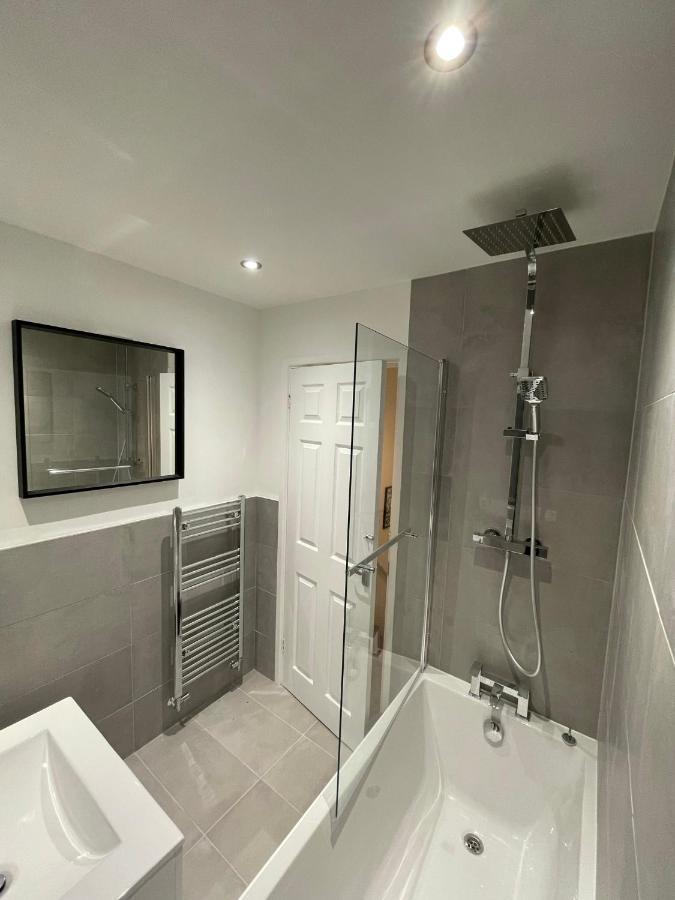 Modern 2 Bed House Cannock Perfect For Contractors Business Travellers Short Stays Driveway For 2 Vehicles Close To M6 M54 I54 A5 A38 Mcarthur Glen Designer Outlet Dış mekan fotoğraf