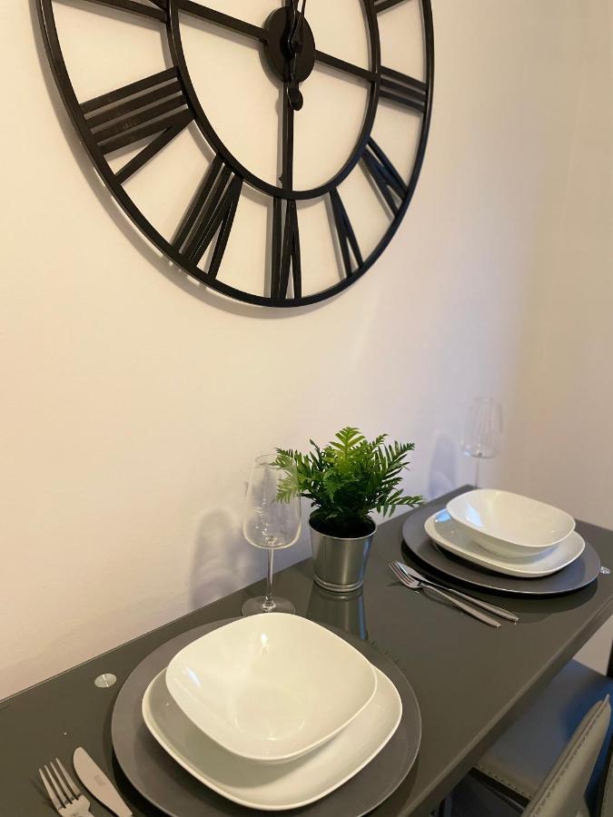 Modern 2 Bed House Cannock Perfect For Contractors Business Travellers Short Stays Driveway For 2 Vehicles Close To M6 M54 I54 A5 A38 Mcarthur Glen Designer Outlet Dış mekan fotoğraf
