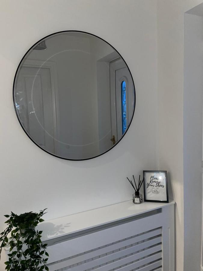 Modern 2 Bed House Cannock Perfect For Contractors Business Travellers Short Stays Driveway For 2 Vehicles Close To M6 M54 I54 A5 A38 Mcarthur Glen Designer Outlet Dış mekan fotoğraf