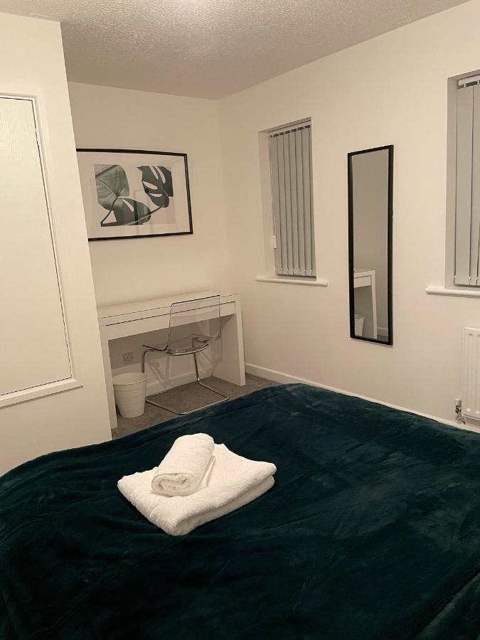 Modern 2 Bed House Cannock Perfect For Contractors Business Travellers Short Stays Driveway For 2 Vehicles Close To M6 M54 I54 A5 A38 Mcarthur Glen Designer Outlet Dış mekan fotoğraf