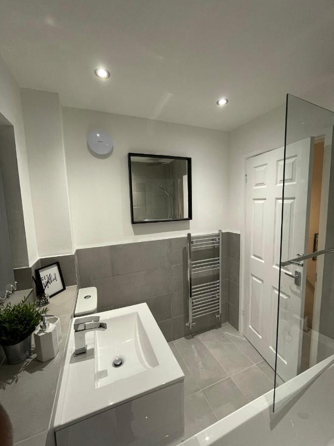 Modern 2 Bed House Cannock Perfect For Contractors Business Travellers Short Stays Driveway For 2 Vehicles Close To M6 M54 I54 A5 A38 Mcarthur Glen Designer Outlet Dış mekan fotoğraf