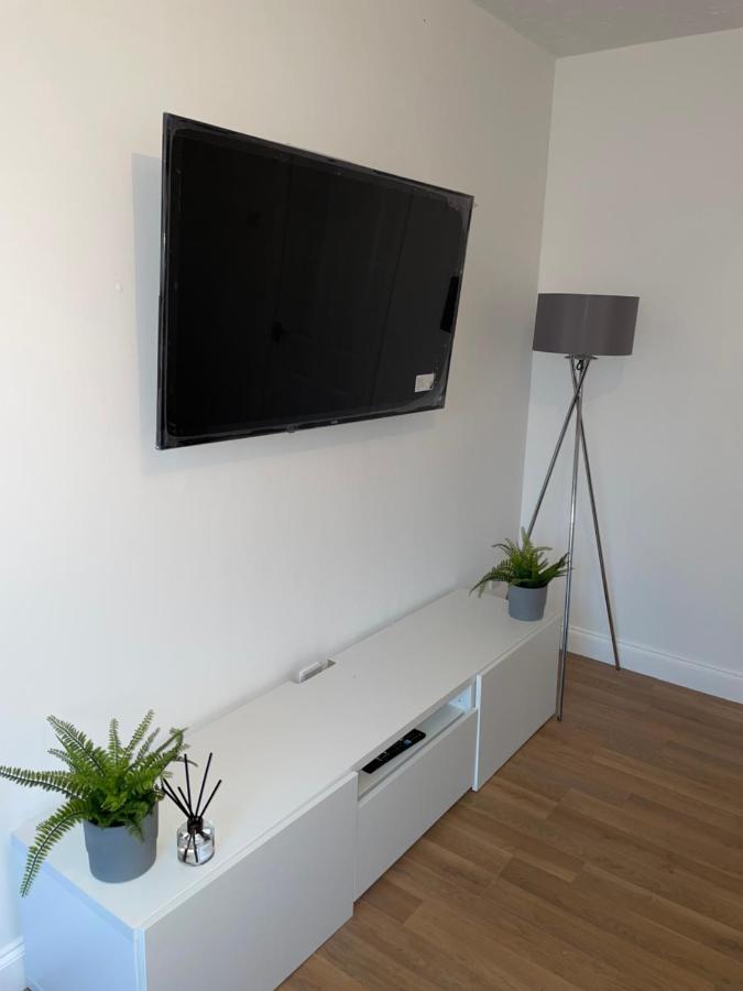 Modern 2 Bed House Cannock Perfect For Contractors Business Travellers Short Stays Driveway For 2 Vehicles Close To M6 M54 I54 A5 A38 Mcarthur Glen Designer Outlet Dış mekan fotoğraf