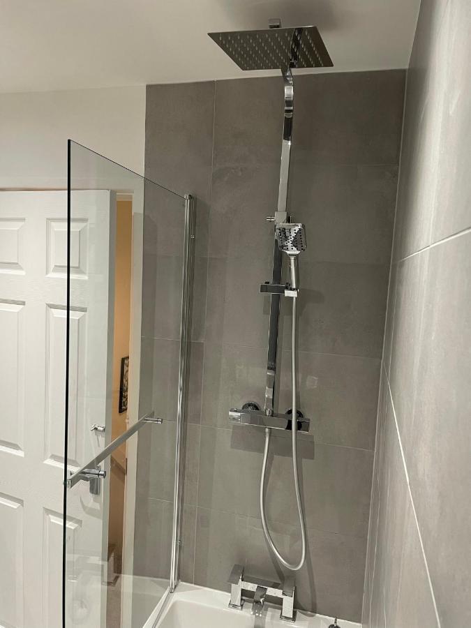 Modern 2 Bed House Cannock Perfect For Contractors Business Travellers Short Stays Driveway For 2 Vehicles Close To M6 M54 I54 A5 A38 Mcarthur Glen Designer Outlet Dış mekan fotoğraf