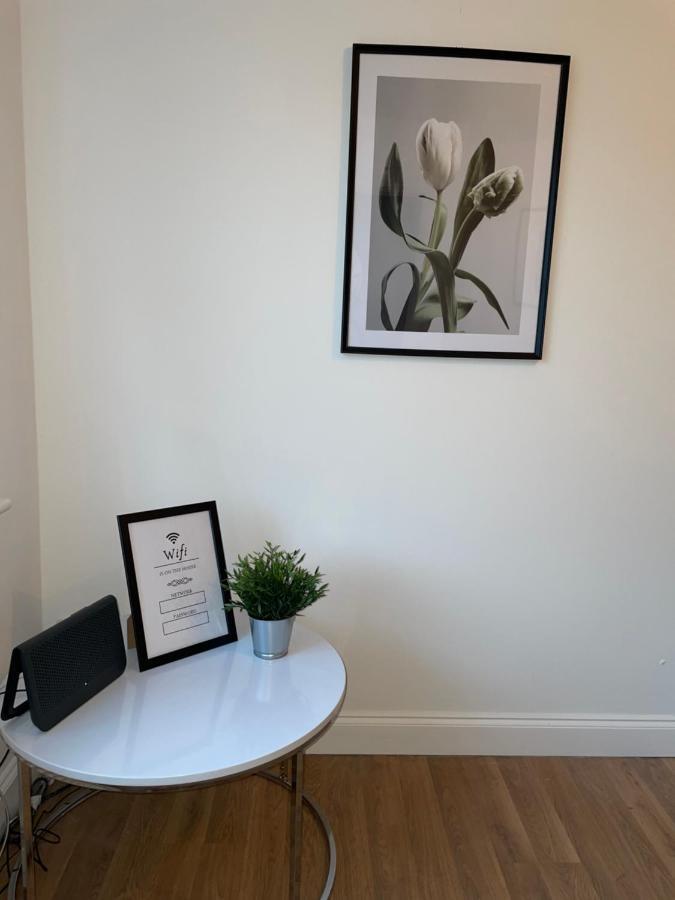 Modern 2 Bed House Cannock Perfect For Contractors Business Travellers Short Stays Driveway For 2 Vehicles Close To M6 M54 I54 A5 A38 Mcarthur Glen Designer Outlet Dış mekan fotoğraf