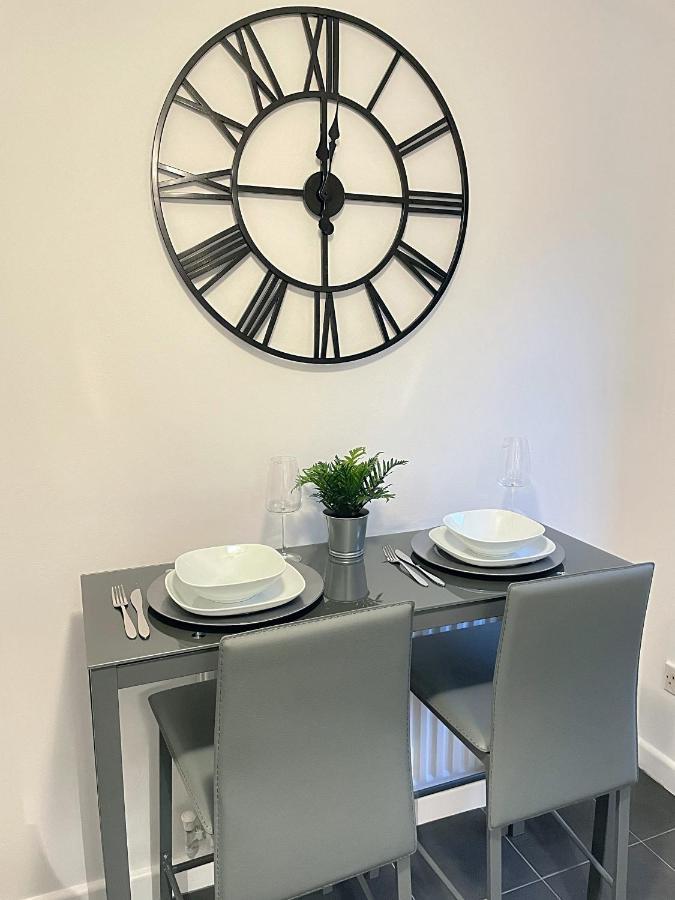 Modern 2 Bed House Cannock Perfect For Contractors Business Travellers Short Stays Driveway For 2 Vehicles Close To M6 M54 I54 A5 A38 Mcarthur Glen Designer Outlet Dış mekan fotoğraf